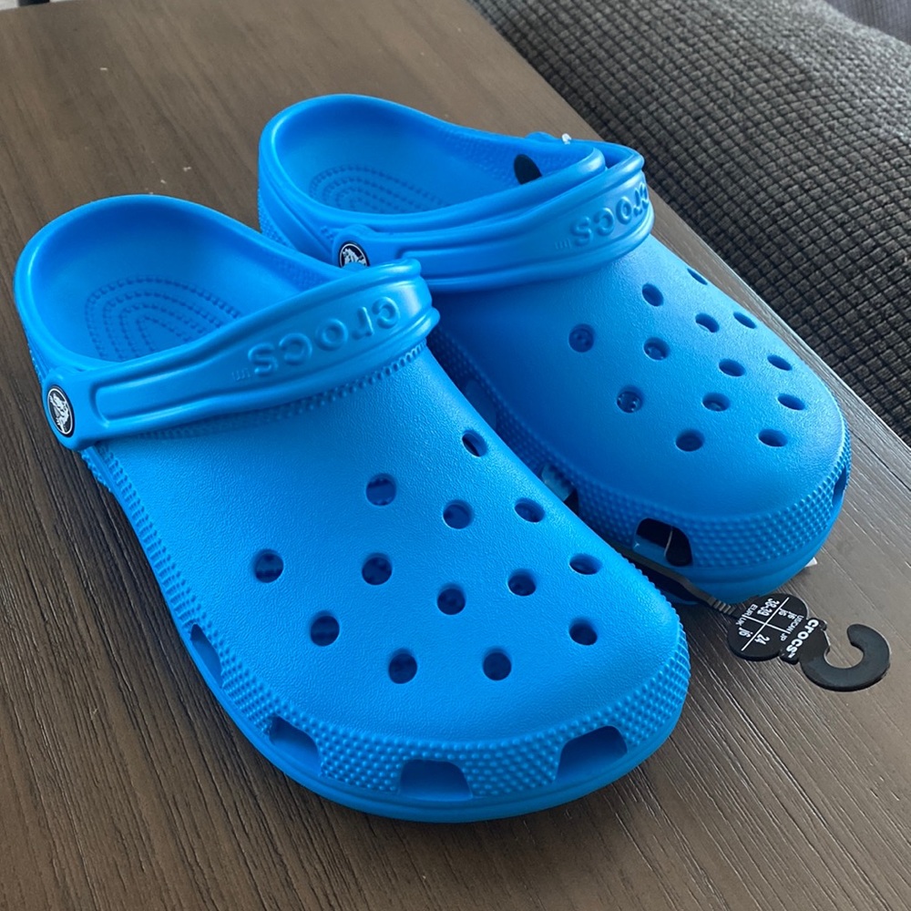 Brand new with Tags Aqua classic Crocs size j6 fits size 7 women